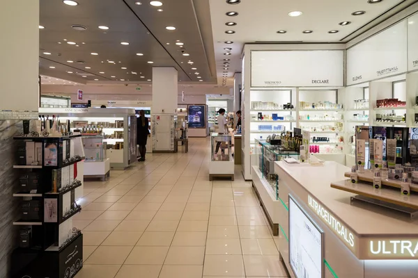 Moskova, Rusya - Temmuz 25.2017. Parfüm ve kozmetik dükkanında Zum satışı