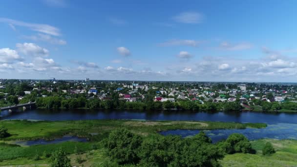 ロシアの川の Matyra と Gruazy の町のトップ ビュー — ストック動画