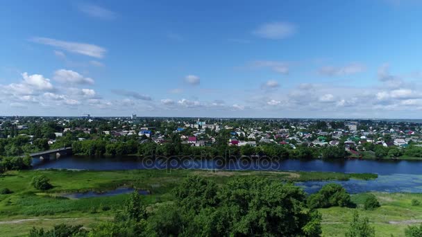 Blick von oben auf den Fluss Matyra und die grausige Stadt in Russland — Stockvideo