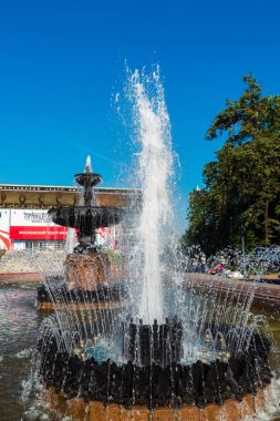 Moskova, Rusya - Ağustos 31.2017. Puşkin sinema Rusya arka plan üzerinde çeşme