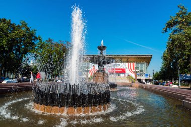 Moskova, Rusya - Ağustos 31.2017. Puşkin sinema Rusya arka plan üzerinde çeşme