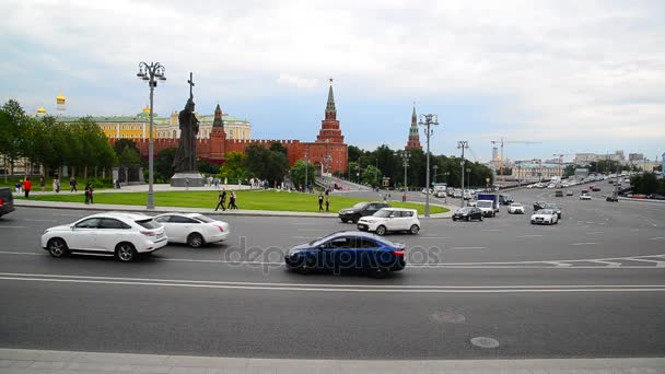 Moskwa, Rusia - 25 Juli 2017. Lalu lintas di Borovitsky Square dekat Kremlin — Stok Video