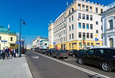 Moskova, Rusya - Ağustos 31.2017. Sretenka Street, Prosvirin Lane ile kavşak