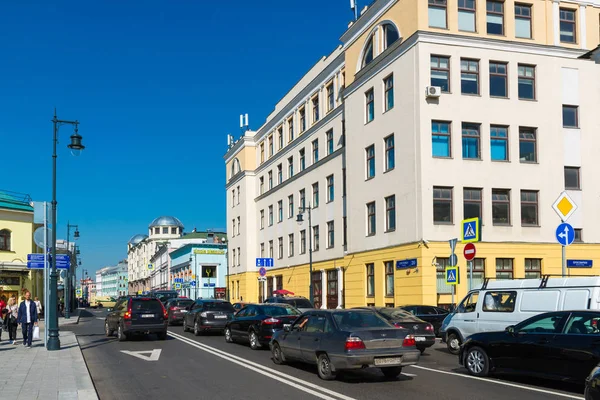 Moskova, Rusya - Ağustos 31.2017. Sretenka Street, Prosvirin Lane ile kavşak