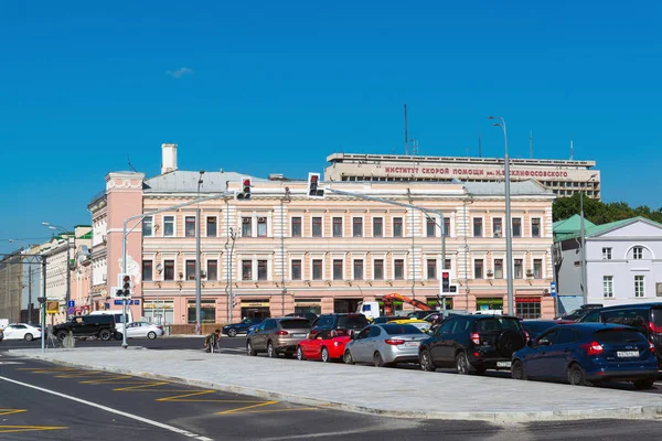 Moskova, Rusya - Ağustos 31.2017. Sretenka Street, Crossroads Bolshaya Sukharevskaya kare ile