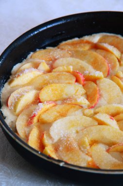 Kırmızı elma ve şeker ile ham charlotte