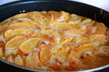 Bir pişirme çanağı Kırmızı elma ile pişmiş charlotte