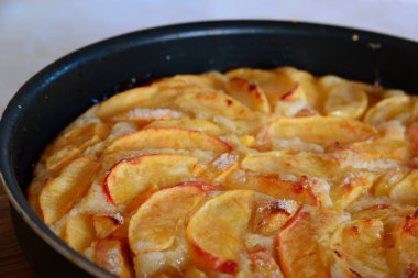 Bir pişirme çanağı Kırmızı elma ile pişmiş charlotte. Parça