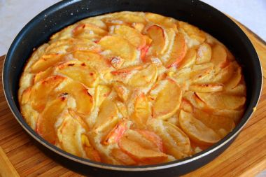 Bir pişirme çanağı Kırmızı elma ile pişmiş charlotte