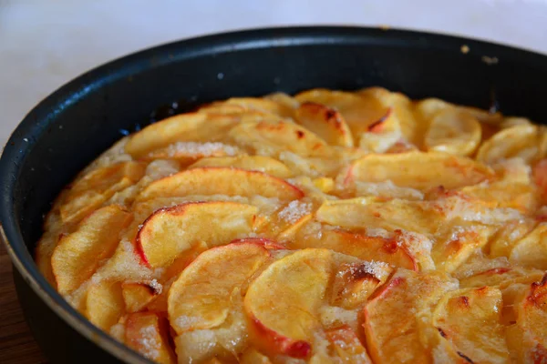 Bir pişirme çanağı Kırmızı elma ile pişmiş charlotte. Parça