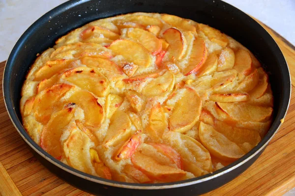 Bir pişirme çanağı Kırmızı elma ile pişmiş charlotte