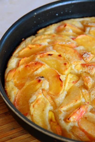 Bir pişirme çanağı Kırmızı elma ile pişmiş charlotte. Parça