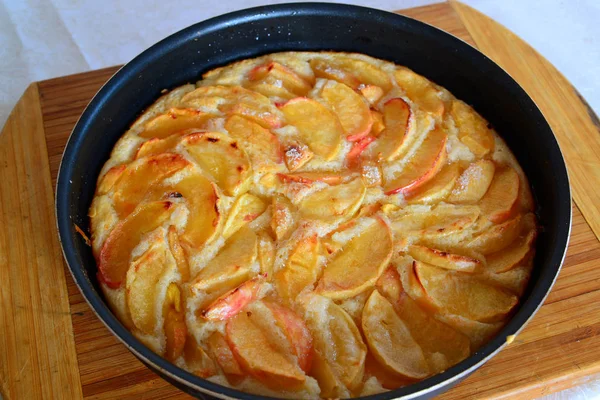 Bir pişirme çanağı Kırmızı elma ile pişmiş charlotte