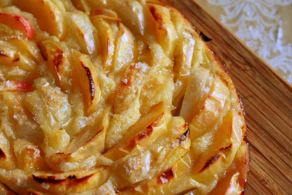 Charlotte al forno con mele rosse e zucchero — Foto Stock