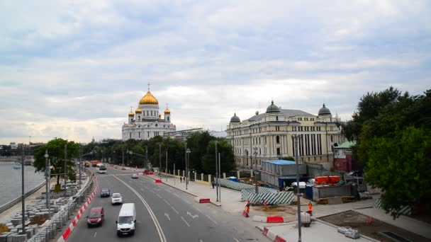 Moscou, Rússia - 25 de julho de 2017. Catedral de Cristo Salvador e Prechistenskaya Embankment — Vídeo de Stock