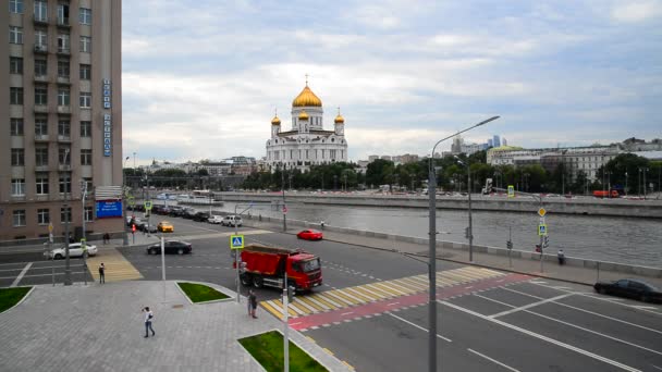 Moskou, Rusland - 25 juli-2017. Kathedraal van Christus de Verlosser en Bersenevskaya Embankment — Stockvideo
