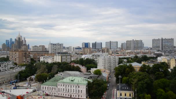 Moskva, Rusko-červenec 25.2017. Město krajiny centrum města s staré a nové domy — Stock video