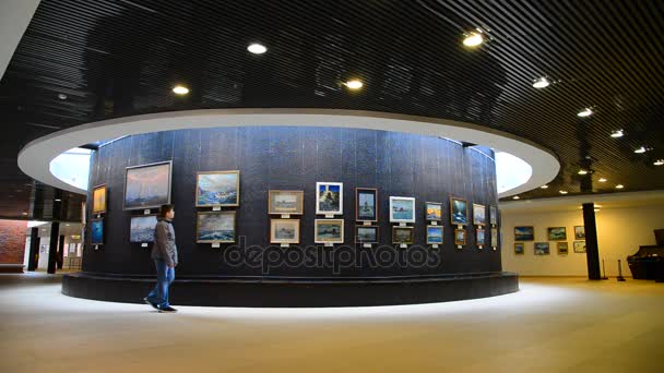 San Pietroburgo, Russia - 03 giugno. 2017. teen guarda le immagini nel Museo Navale Centrale — Video Stock