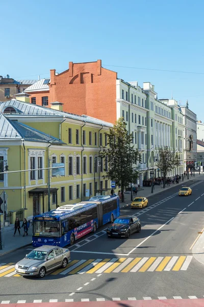 Moskova, Rusya - Ağustos 31.2017. Malaya Dmitrovka sokak
