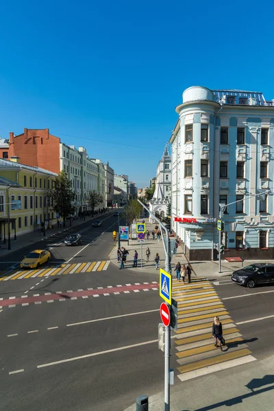 Moskova, Rusya - Ağustos 31.2017. Malaya Dmitrovka sokak