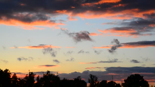 Schöne rote Wolken bei Sonnenuntergang — Stockvideo