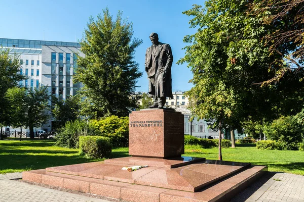 Москва, Россия - август 2017 года. Памятник поэту Твардовскому на Страстном бульваре — стоковое фото