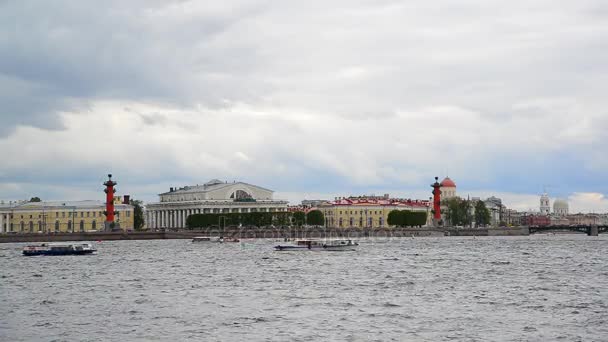 St. Petersburg, Russia - June 03. 2017. View of arrow of Vasilievsky Island from side of Neva River — Stock Video