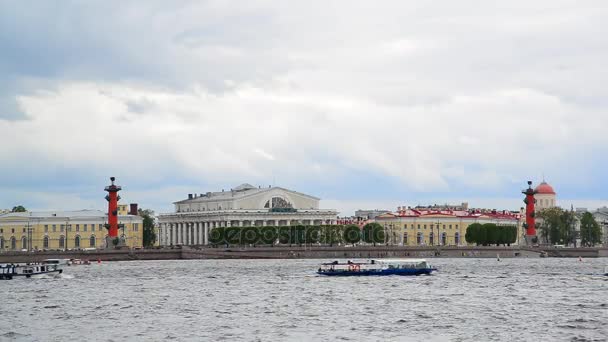San Pietroburgo, Russia - 03 giugno. Nel 2017. Vista della freccia dell'isola di Vasilievsky dal lato del fiume Neva — Video Stock