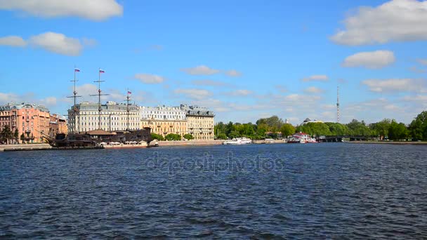 St. Petersburg, Rusko - červen 03. 2017. pohled na Kronverkskiy průlivu a plachetnice — Stock video