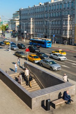 Moskova, Rusya - Ağustos 31.2017. Strastnoy Bulvarı ve Metro Chekhovskaya