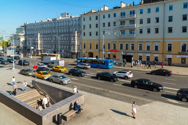 Moskova, Rusya - Ağustos 31.2017. Strastnoy Bulvarı ve Metro Chekhovskaya