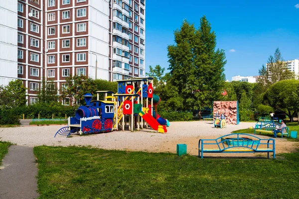 Moscou, Rússia - 01 de setembro de 2017. Parque infantil em forma de locomotiva — Fotografia de Stock