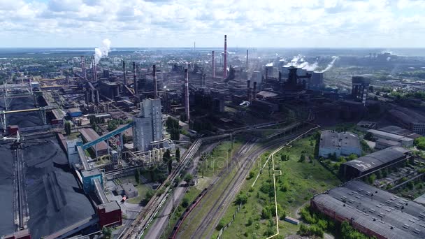 Lipetsk, Ryssland - 11 juli. 2017: metallurgical växten Nlmk grupp. Allmänna uppfattningen från höjd — Stockvideo
