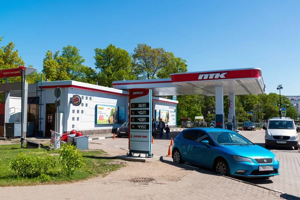 St. Petersburg, Rusya Federasyonu - Haziran 04.2017. benzin istasyonu Petersburg yakıt şirketi