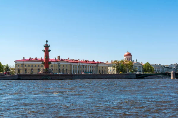 St. petersburg, russland - juni 04.2017. blick auf pfeil von vasilyevsky insel von neva fluss — Stockfoto