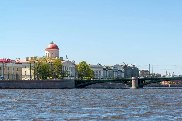 Musée de l'Institut de littérature russe et pont Birzevoy à Saint-Pétersbourg, Russie — Photo