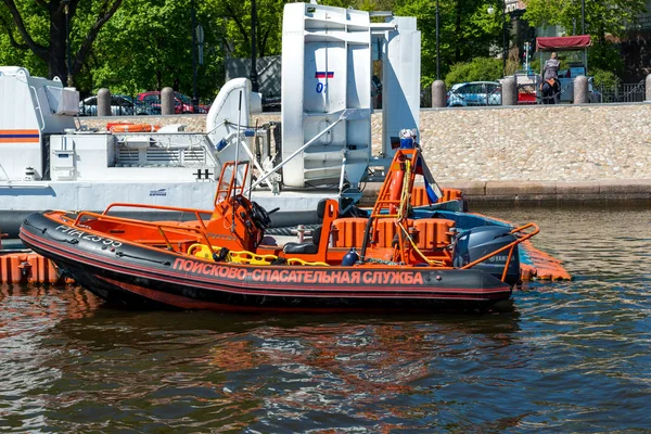 Saint-Pétersbourg, Russie - 4 juin 2017. Le bateau de service de recherche et sauvetage dans le détroit de Kronverksky — Photo