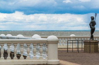 Peterhof, Rusya Federasyonu - Haziran 03. 2017. Finlandiya Körfezi çıkabilir Neptune heykel