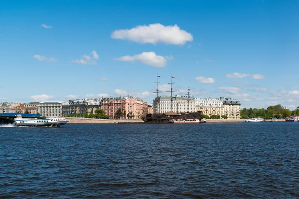 Saint-Pétersbourg, Russie - 03 juin. vue du remblai Mitninskaya de la rivière Neva — Photo