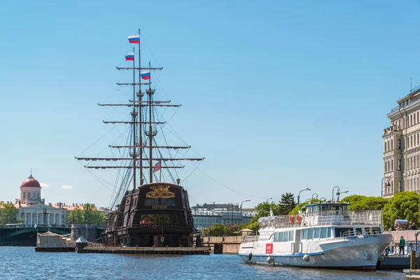 St. Petersburg, Russia - June 03. view of Mitninskaya embankment from Neva River — Stock Photo, Image