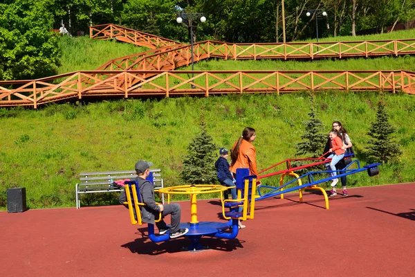 Khimki, Rússia - 30 de Maio de 2017. pessoas no parque infantil — Fotografia de Stock