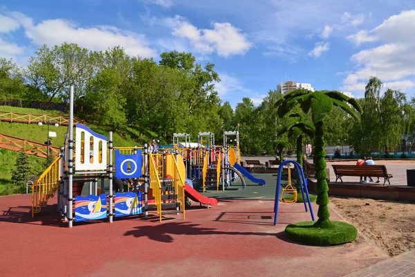Химки, Россия - 30 мая 2017г. Детская игровая площадка в парке на левом берегу — стоковое фото
