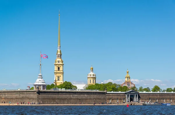 Peter and Paul Fortress and river Neva in St. Petersburg, Russia — Stock Photo, Image