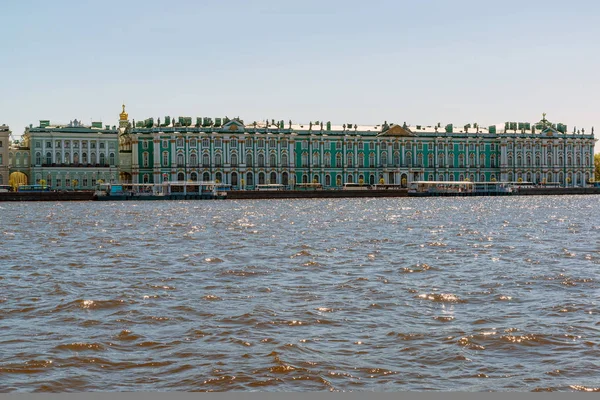 Het Hermitage Museum in Dvortsovaya Embankment in St. Petersburg, Rusland — Stockfoto