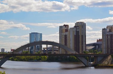 Khimki, Rusya Federasyonu - 30.2017 olabilir. Demiryolu Köprüsü üzerinden Moskova kanalı