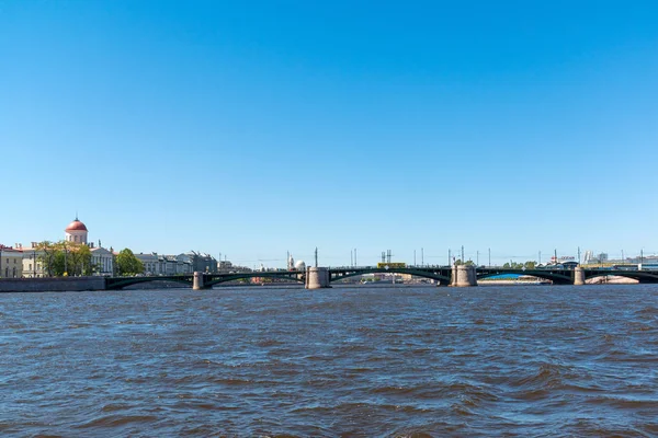 St. petersburg, russland - juni 04. 2017. Ansicht der Palastbrücke von der Newa aus — Stockfoto