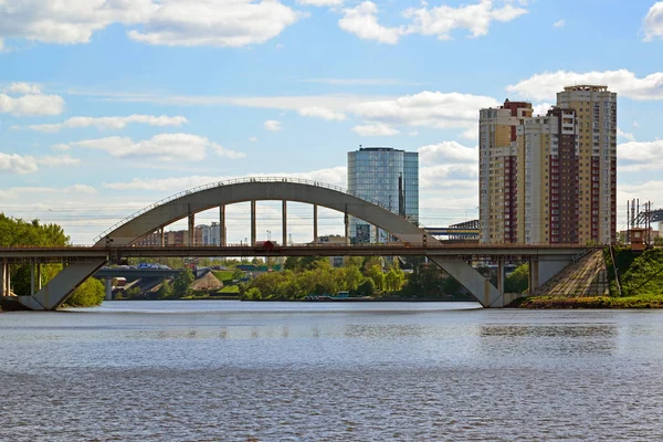 Khimki, Rusya Federasyonu - 30.2017 olabilir. Demiryolu Köprüsü üzerinden Moskova kanalı