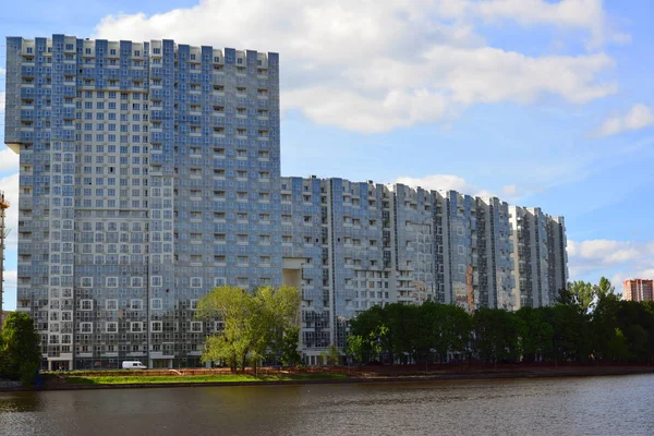 Khimki, Rusia - 30 de mayo de 2017. Complejo residencial Mayak a orillas del Canal de Moscú —  Fotos de Stock