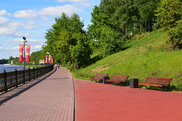 Khimki, Rusko - Květen 30.2017. Pohled na moskevský kanál a Eco Shore Park — Stock fotografie