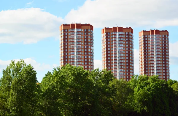 Tres modernos edificios de apartamentos en Moscú, Rusia — Foto de Stock